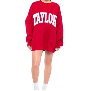The Bar Taylor Sweatshirt in Ruby